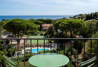 H  tel du Parc Cavalaire sur Mer allows 18 year olds to book a room