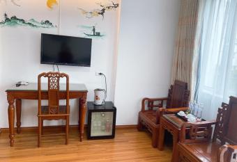 Phoenix Palace Hotel Hanoi has rooms with a private hot tub