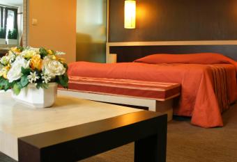 Edi Hotel has rooms with a private hot tub