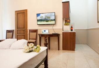 Theatre Boutique Apart-Hotel has rooms with a private hot tub