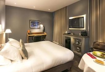 Hotel De France allows 18 year olds to book a room