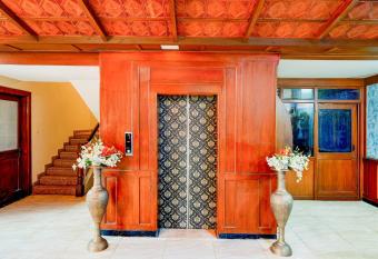 Super OYO Collection O 9133 The Olive Star allows 18 year olds to book a room