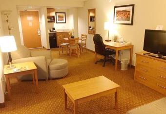 Wingate by Wyndham Louisville East has rooms with a private hot tub