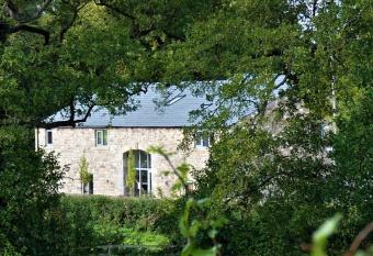 Lancaster Barn allows 18 year olds to book a room