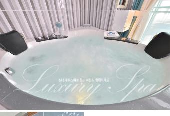 Oedo Tour Pension has rooms with a private hot tub