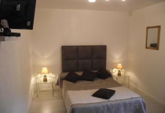 Villa Emmony has Balcony rooms