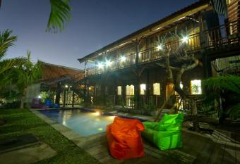 Tropical Canggu Hostel has Balcony rooms