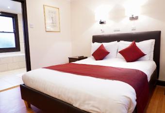 La Gaffe - Restaurant with Rooms has rooms with a private hot tub