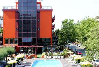 Hotel Prestigio allows 18 year olds to book a room