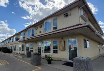 Western Budget Motel Cold Lake allows 18 year olds to book a room