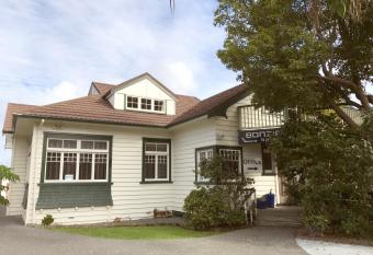 Parakai Geothermal Motel has rooms with a private hot tub