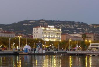 Hotel Splendid allows 18 year olds to book a room