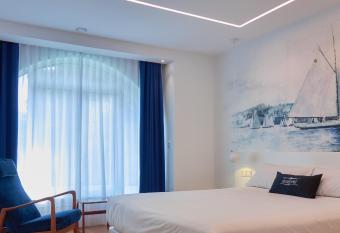 Boulevart Donostia allows 18 year olds to book a room