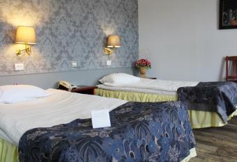 NB Hotel with Free Parking allows 18 year olds to book a room