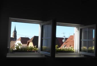 Le Haut de l Esp  rance allows 18 year olds to book a room