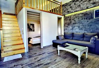 Vlycha Beach Apartments has Balcony rooms