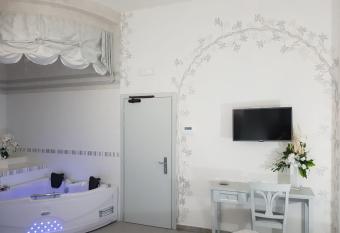 Hotel Metr   has rooms with a private hot tub