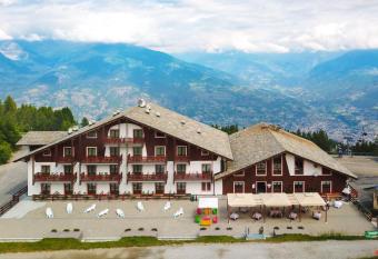 Etoile De Neige has Balcony rooms