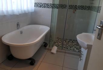 8 Ibis Lane Guest House has rooms with a private hot tub