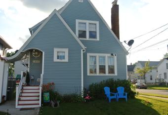 Cozy Cape Cod Vacation House in Two Rivers allows 18 year olds to book a room