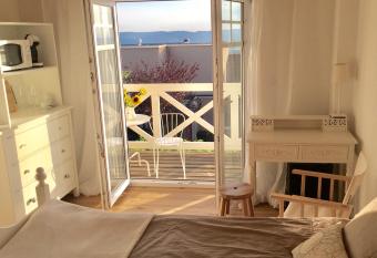 Zimmer mit Bad und Balkon allows 18 year olds to book a room