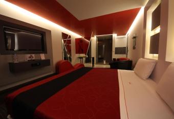 Hotel Puente Grande allows 18 year olds to book a room