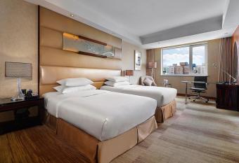 Gehua New Century Hotel Beijing has rooms with a private hot tub