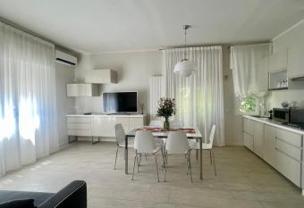 Stunning Apartment 300mt from the beach has Balcony rooms