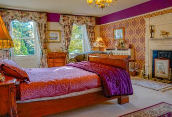 Banoge House has rooms with a private hot tub