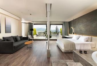 Heaven Hotel Thessaloniki Airport has rooms with a private hot tub