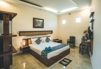 Ocho Bali Surf Camp has rooms with a private hot tub