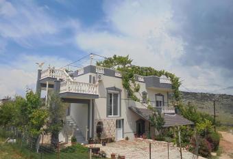 Vila Viktori has Balcony rooms