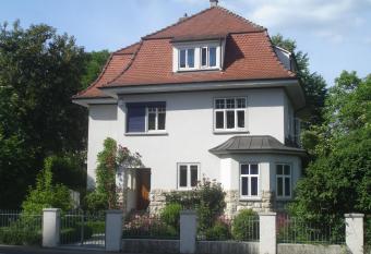 Villa Am Rosenfelspark allows 18 year olds to book a room