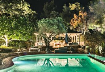 Sanidiamonds has rooms with a private hot tub