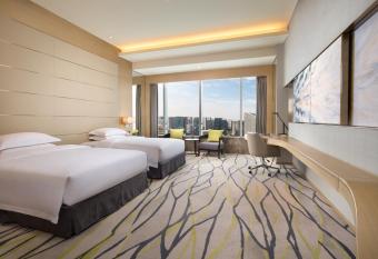 Fliport Wutong Hotel-Free Welcome Fruit & Near Exhibition Center has rooms with a private hot tub