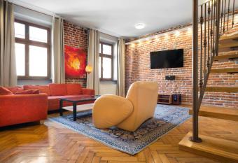 Aparthotel Stare Miasto has rooms with a private hot tub