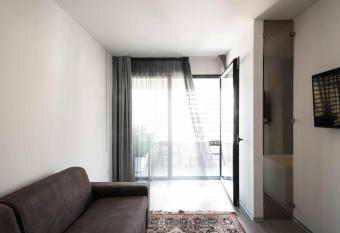 Alkamuri Posh Hotel e Spa allows 18 year olds to book a room