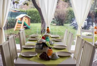 Villa indipendente a pochi passi dal lago allows 18 year olds to book a room