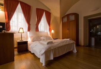 Residence Thunovska has rooms with a private hot tub