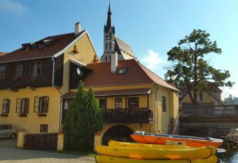 Hostel Merlin allows 18 year olds to book a room