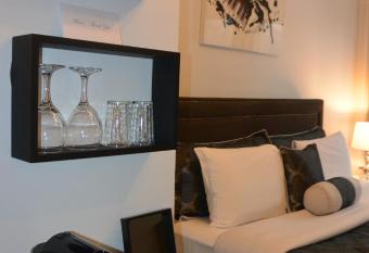 Manoir Sainte Genevieve allows 18 year olds to book a room