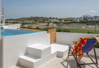 Vira Vivere Houses has rooms with a private hot tub