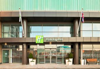Holiday Inn Manchester-Mediacityuk, an IHG Hotel allows 18 year olds to book a room