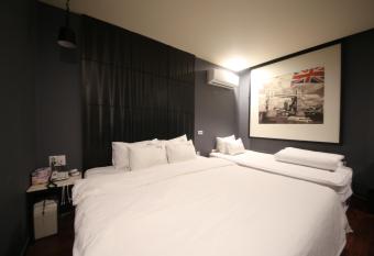 2 Heaven Hotel Songdo has rooms with a private hot tub