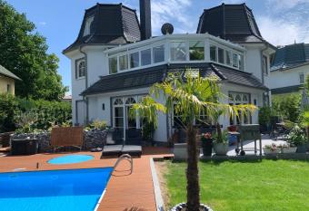 Villa Fallingstar has Balcony rooms