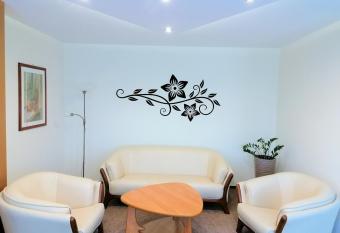 Hotel TIREST has rooms with a private hot tub