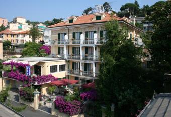 Hotel Miranda has Balcony rooms