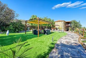 Hotel Rural la Correa del Almendro allows 18 year olds to book a room