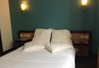 Hotel De La Place allows 18 year olds to book a room