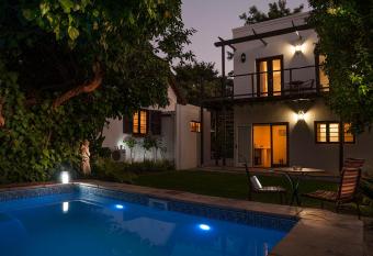 Albarosa Guest House has Balcony rooms